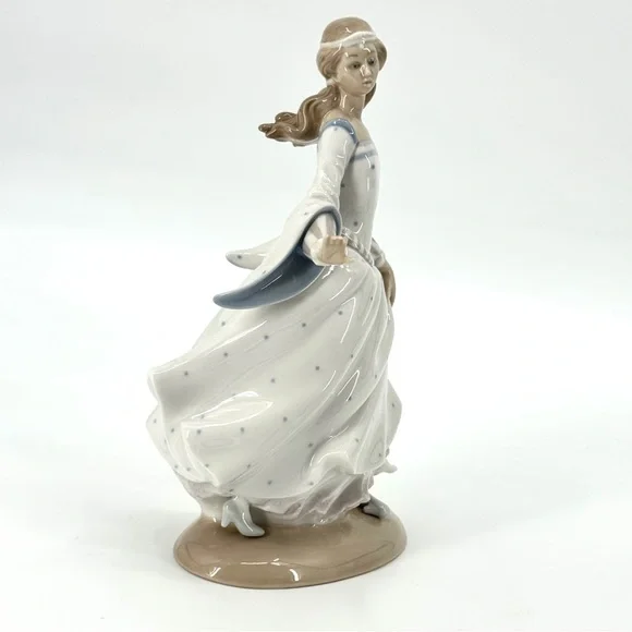 Lladro Cinderella's Lost Slipper Glazed Porcelain Figurine #4828